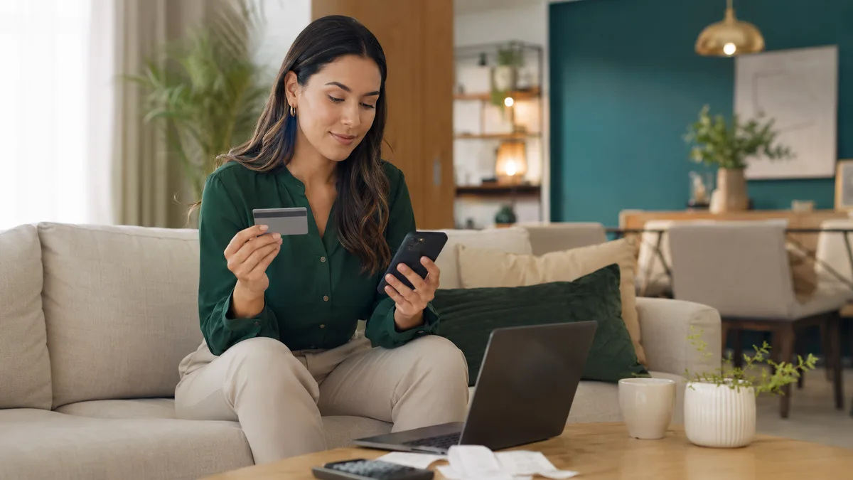 Pessoa registrando compra no celular para controlar gastos no cartão de crédito